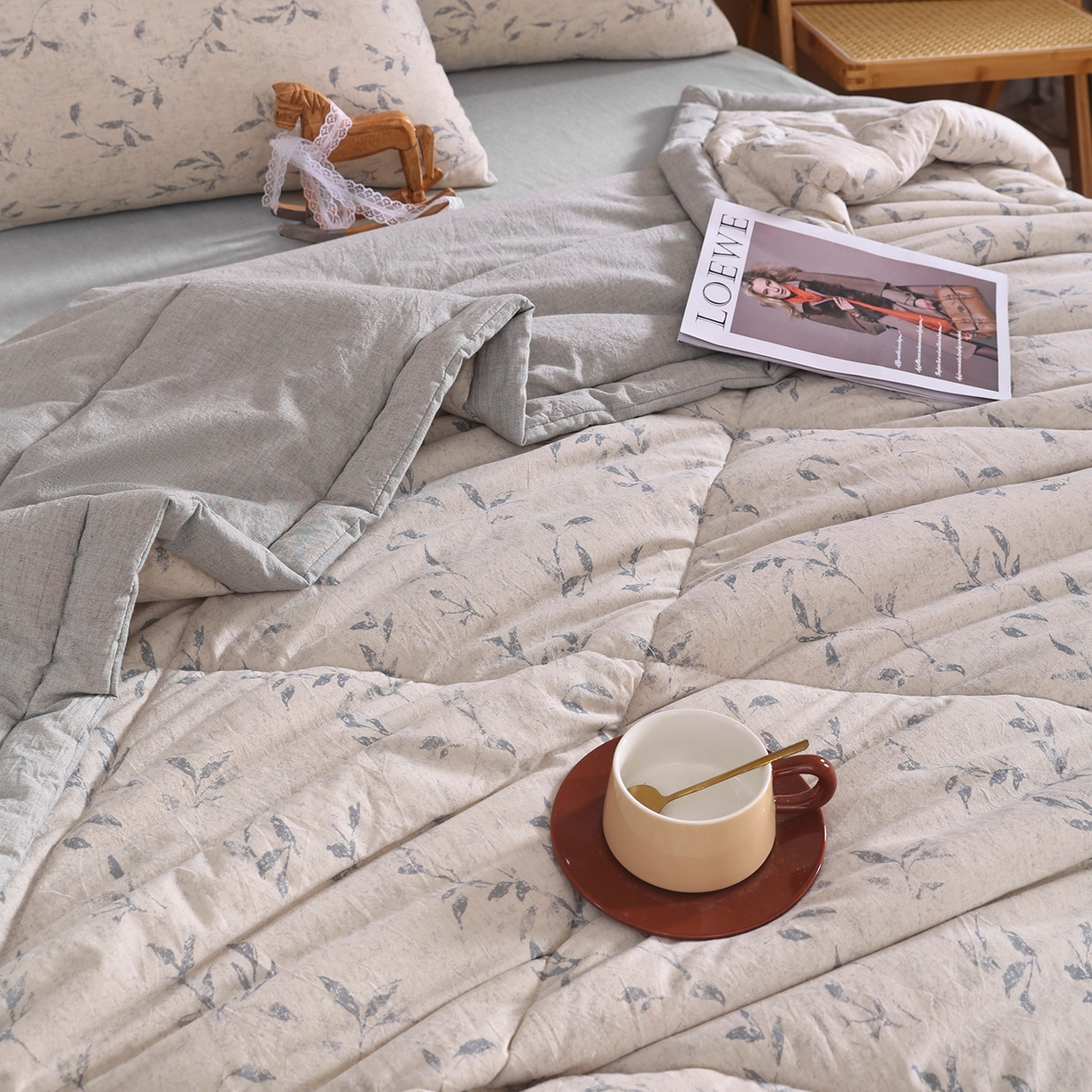 91家纺网 家纺一手货源 找家纺 尊妙被业 2026新款全棉亚麻夏被100%新疆棉夏被四件套印花款 晚枝-灰