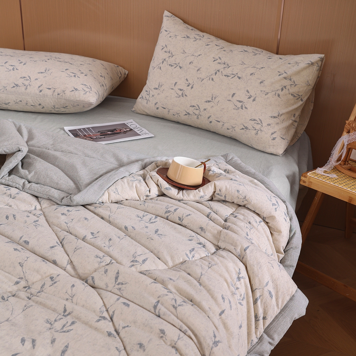 91家纺网 家纺一手货源 找家纺 尊妙被业 2026新款全棉亚麻夏被100%新疆棉夏被四件套印花款 晚枝-灰