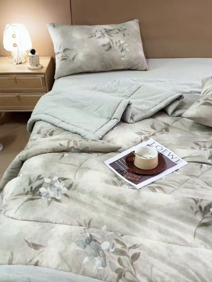 91家纺网 家纺一手货源 找家纺 尊妙被业 2026新款全棉亚麻夏被100%新疆棉夏被四件套印花款 青花记-绿