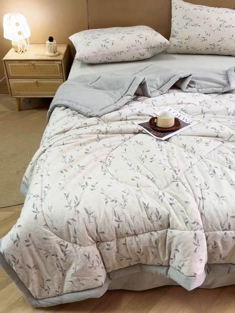 91家纺网 家纺一手货源 找家纺 尊妙被业 2026新款全棉亚麻夏被100%新疆棉夏被四件套印花款 晚枝-灰