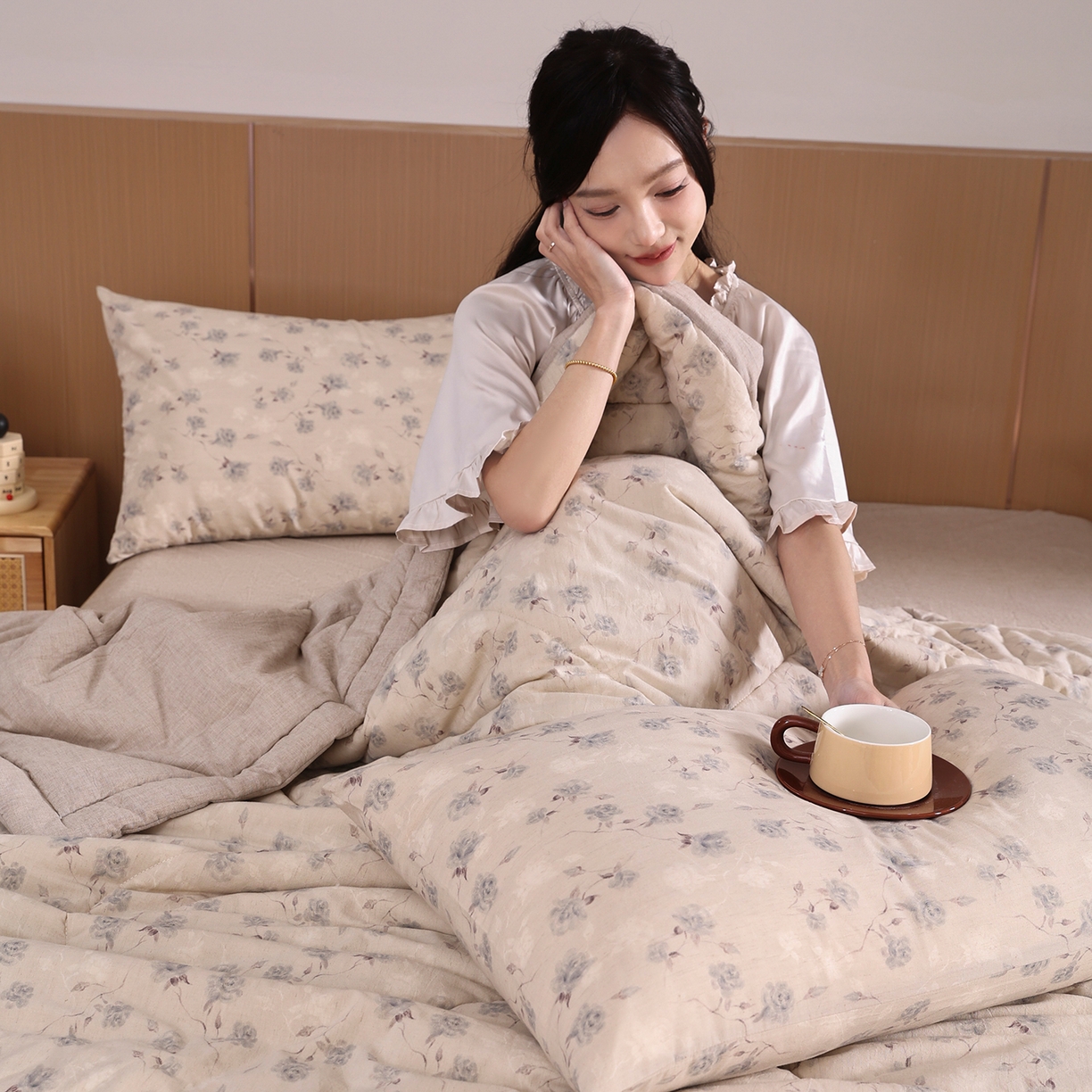 91家纺网 家纺一手货源 找家纺 尊妙被业 2026新款全棉亚麻夏被100%新疆棉夏被四件套印花款 半岛玫瑰-蓝