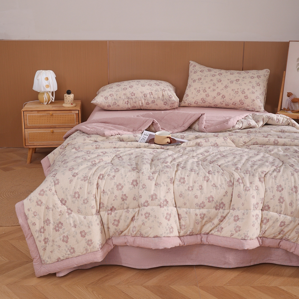 91家纺网 家纺一手货源 找家纺 尊妙被业 2026新款全棉亚麻夏被100%新疆棉夏被四件套印花款 花香满园-红