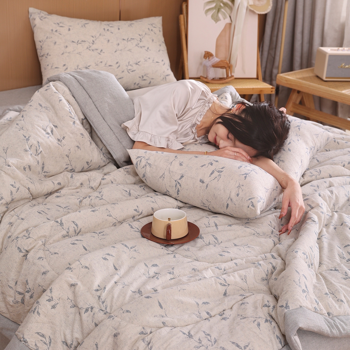 91家纺网 家纺一手货源 找家纺 尊妙被业 2026新款全棉亚麻夏被100%新疆棉夏被四件套印花款 晚枝-灰