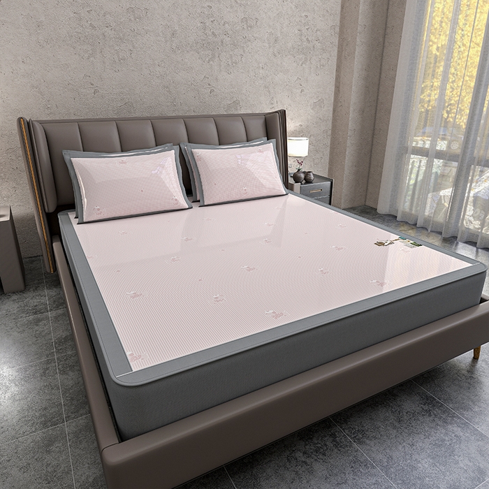 91家纺网 家纺一手货源 找家纺 小牛席业 2026新款【建模风格】双PE高凉感-腊肠狗格纹提花冰丝席床笠款凉席席子 腊肠狗格纹-粉色