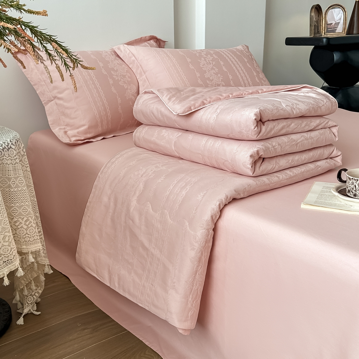 91家纺网 家纺一手货源 找家纺 梵克保罗 2026春夏新款全棉60S长绒棉立体厚织提花夏被四件套单夏被枕套夏凉被空调被 花漾甜心-唯美粉