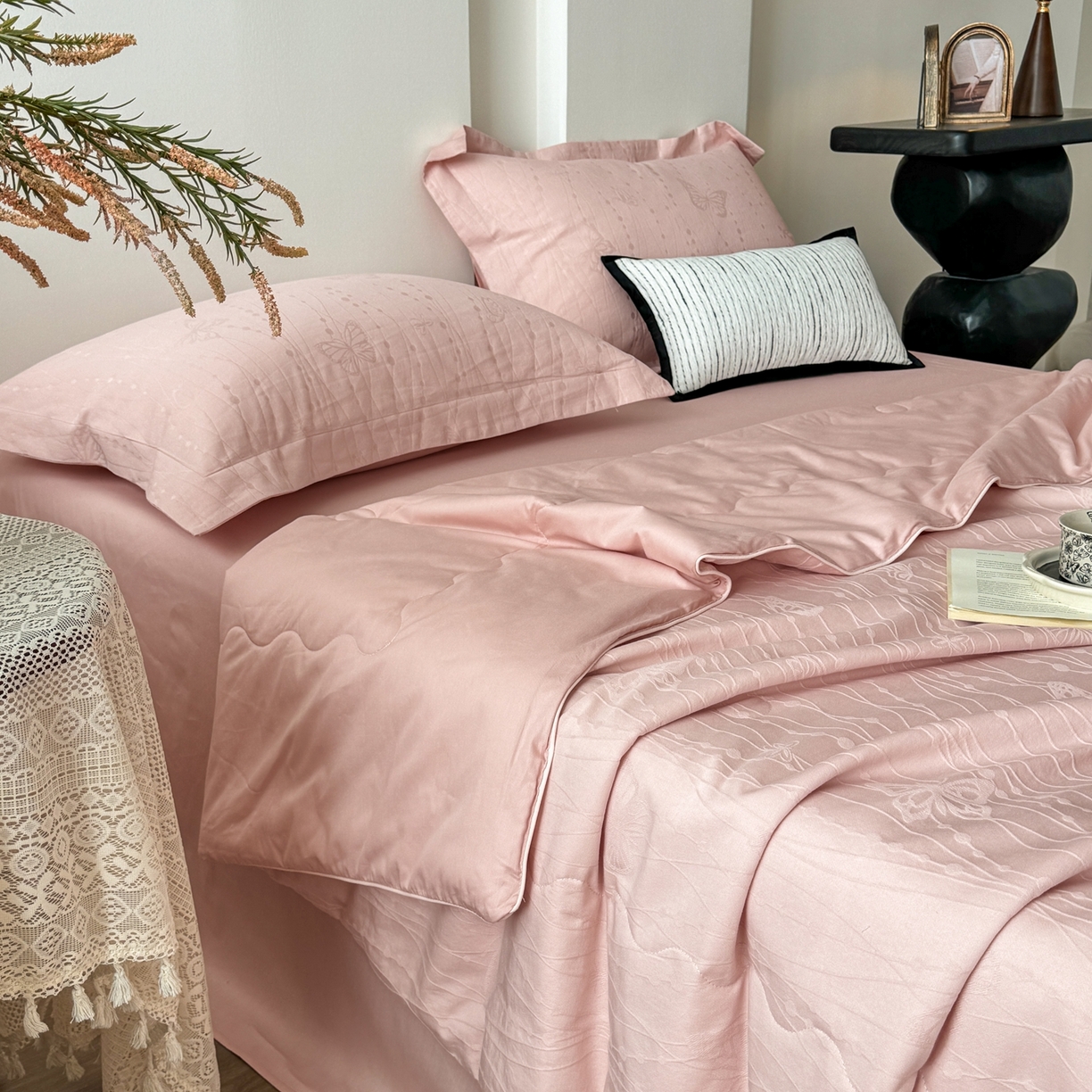 91家纺网 家纺一手货源 找家纺 梵克保罗 2026春夏新款全棉60S长绒棉立体厚织提花夏被四件套单夏被枕套夏凉被空调被 蝶梦-唯美粉