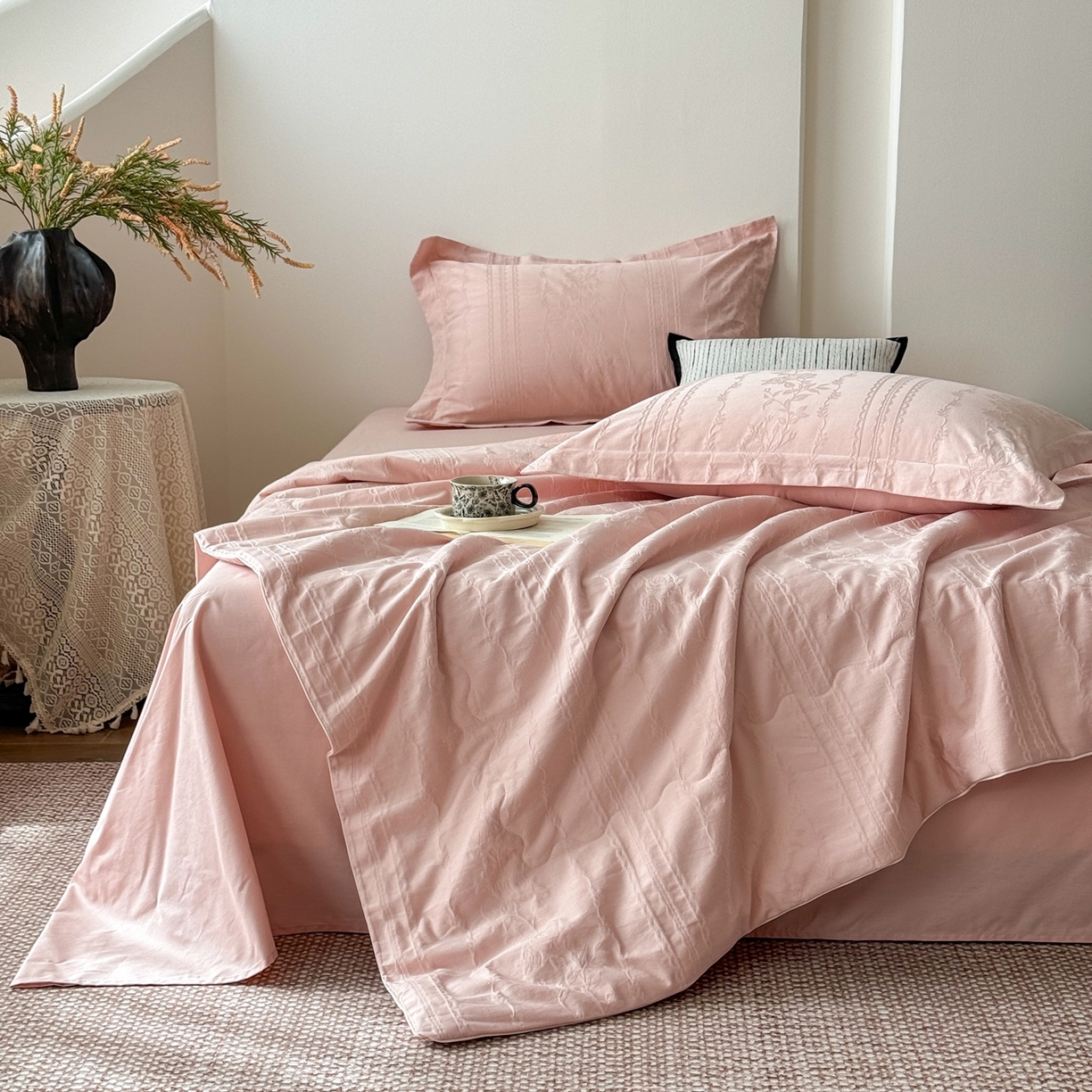 91家纺网 家纺一手货源 找家纺 梵克保罗 2026春夏新款全棉60S长绒棉立体厚织提花夏被四件套单夏被枕套夏凉被空调被 花漾甜心-唯美粉