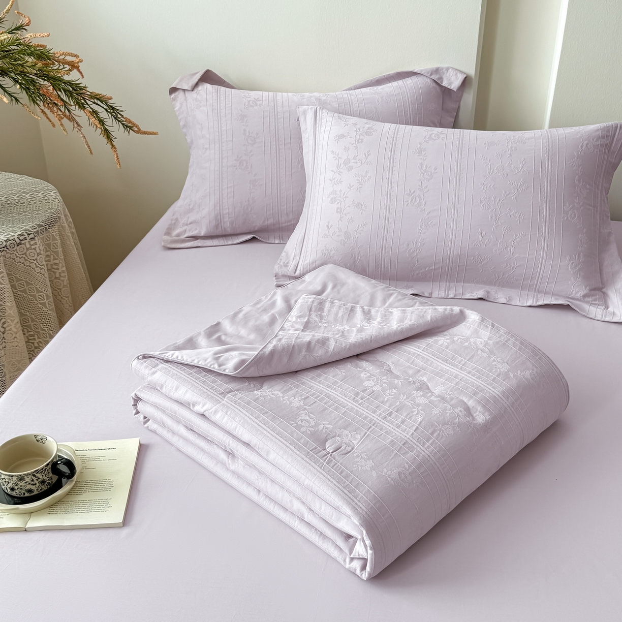 91家纺网 家纺一手货源 找家纺 梵克保罗 2026春夏新款全棉60S长绒棉立体厚织提花夏被四件套单夏被枕套夏凉被空调被 沁香-淡雅紫