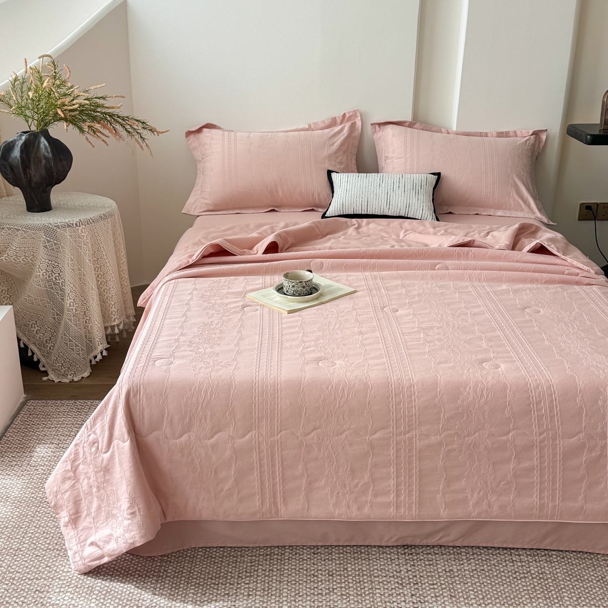 91家纺网 家纺一手货源 找家纺 梵克保罗 2026春夏新款全棉60S长绒棉立体厚织提花夏被四件套单夏被枕套夏凉被空调被 花漾甜心-唯美粉