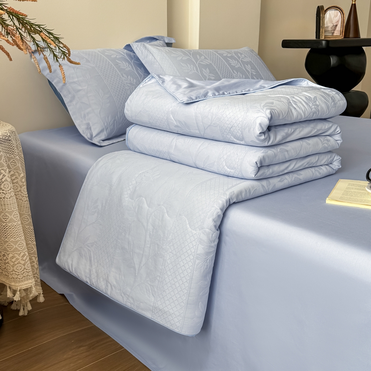 91家纺网 家纺一手货源 找家纺 梵克保罗 2026春夏新款全棉60S长绒棉立体厚织提花夏被四件套单夏被枕套夏凉被空调被 芊芊叶语-云水蓝