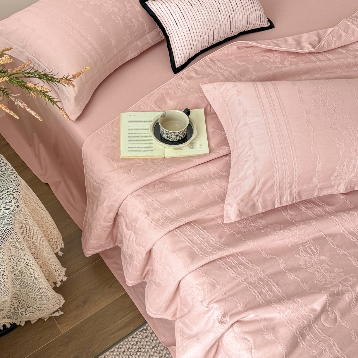 91家纺网 家纺一手货源 找家纺 梵克保罗 2026春夏新款全棉60S长绒棉立体厚织提花夏被四件套单夏被枕套夏凉被空调被 花漾甜心-唯美粉