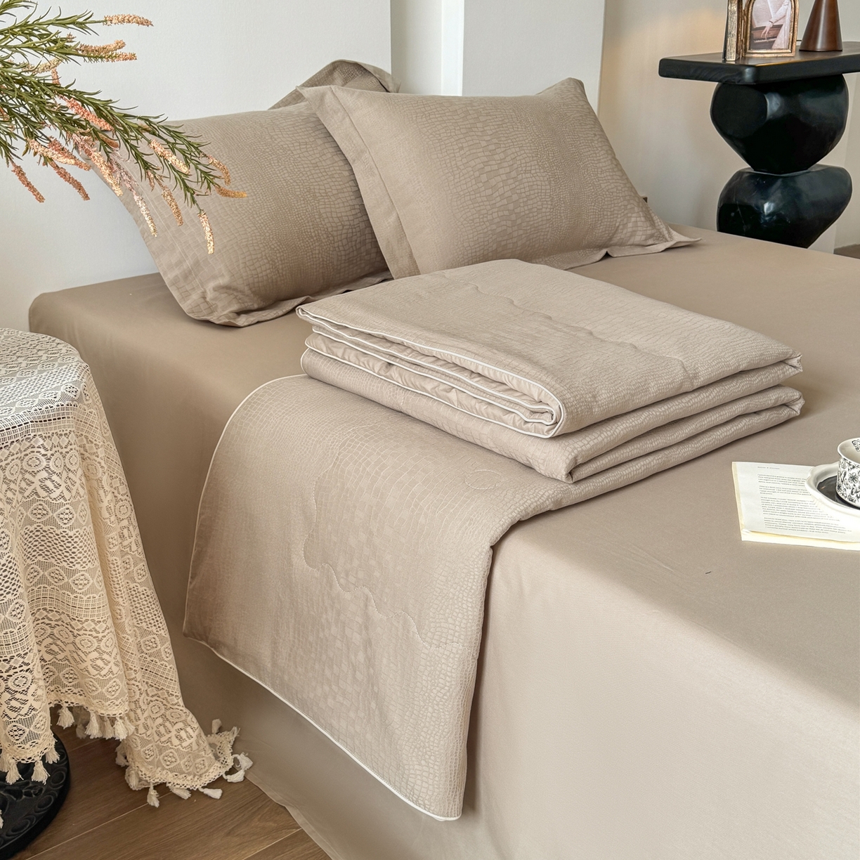 91家纺网 家纺一手货源 找家纺 梵克保罗 2026春夏新款全棉60S长绒棉立体厚织提花夏被四件套单夏被枕套夏凉被空调被 石烁-金属灰