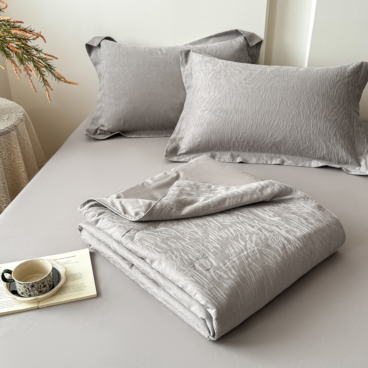 91家纺网 家纺一手货源 找家纺 梵克保罗 2026春夏新款全棉60S长绒棉立体厚织提花夏被四件套单夏被枕套夏凉被空调被 克拉拉-太空灰