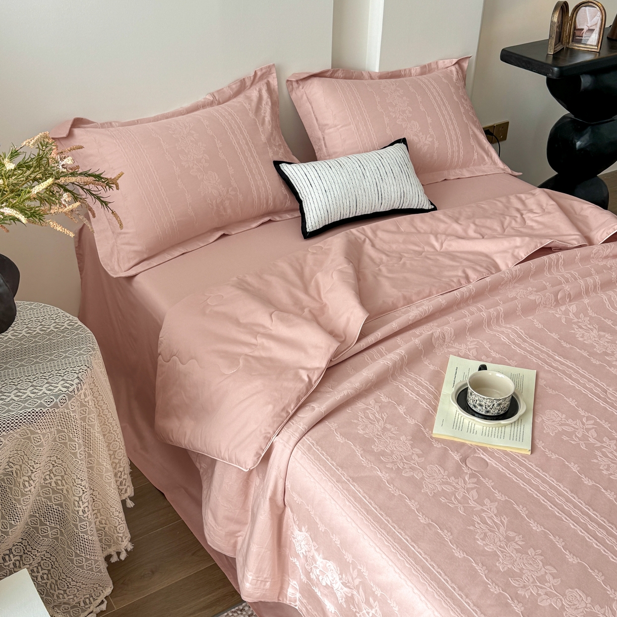 91家纺网 家纺一手货源 找家纺 梵克保罗 2026春夏新款全棉60S长绒棉立体厚织提花夏被四件套单夏被枕套夏凉被空调被 花漾甜心-唯美粉