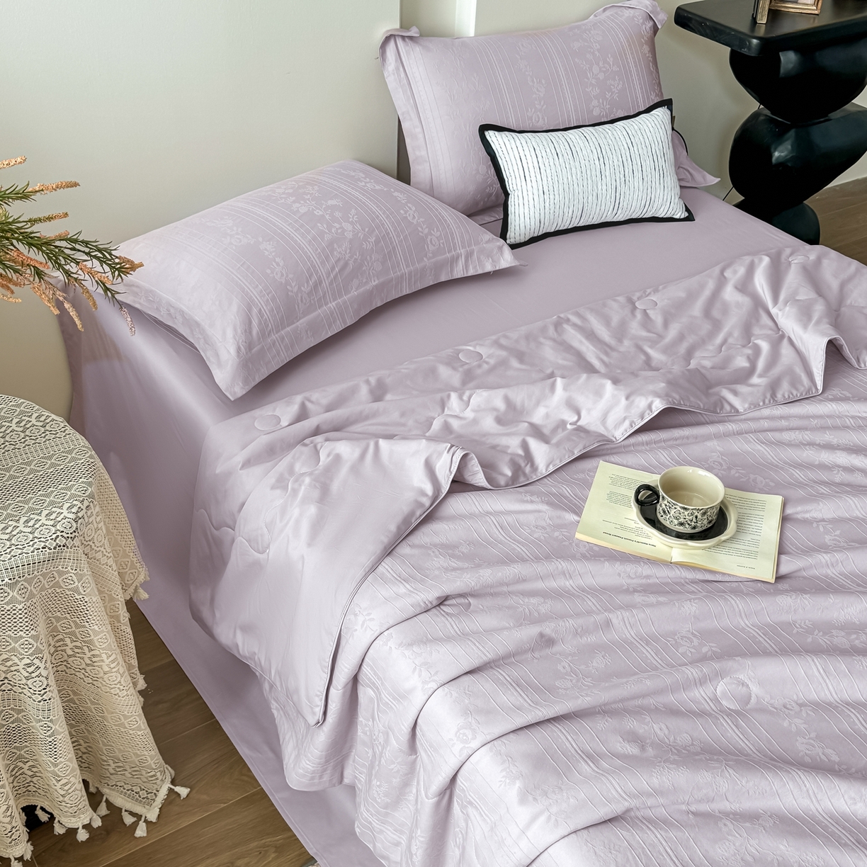 91家纺网 家纺一手货源 找家纺 梵克保罗 2026春夏新款全棉60S长绒棉立体厚织提花夏被四件套单夏被枕套夏凉被空调被 沁香-淡雅紫