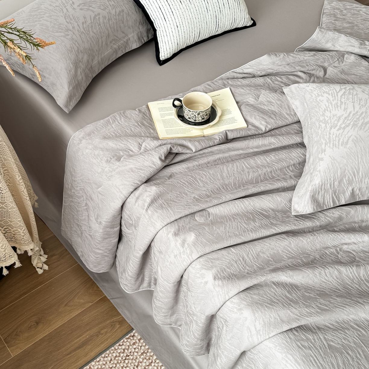 91家纺网 家纺一手货源 找家纺 梵克保罗 2026春夏新款全棉60S长绒棉立体厚织提花夏被四件套单夏被枕套夏凉被空调被 克拉拉-太空灰