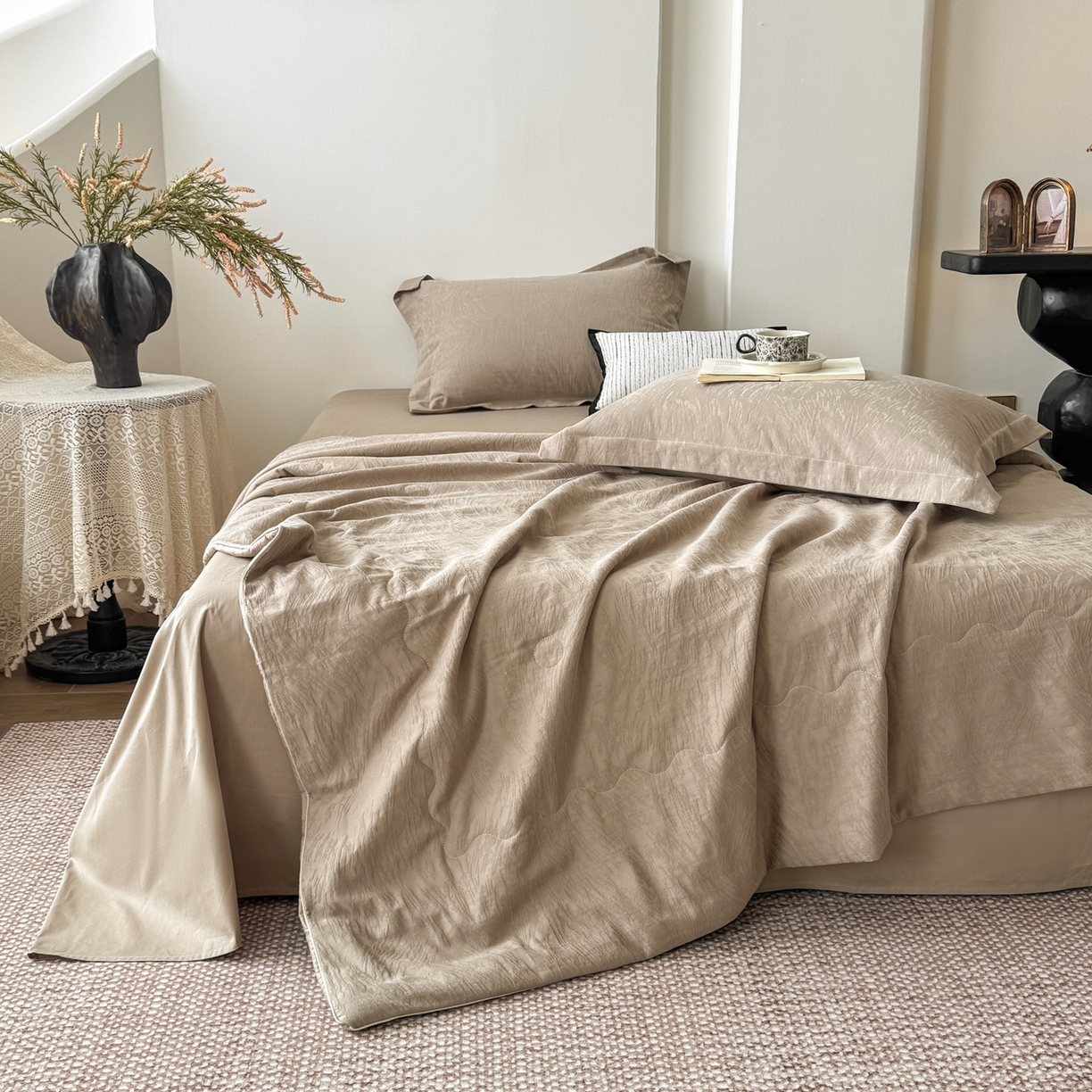 91家纺网 家纺一手货源 找家纺 梵克保罗 2026春夏新款全棉60S长绒棉立体厚织提花夏被四件套单夏被枕套夏凉被空调被 克拉拉-金属灰