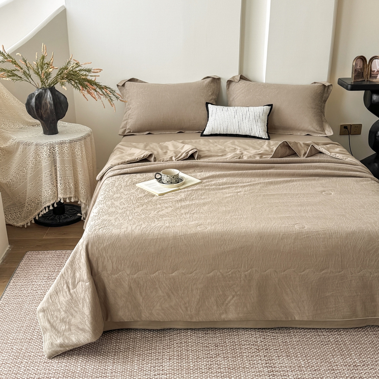 91家纺网 家纺一手货源 找家纺 梵克保罗 2026春夏新款全棉60S长绒棉立体厚织提花夏被四件套单夏被枕套夏凉被空调被 克拉拉-金属灰