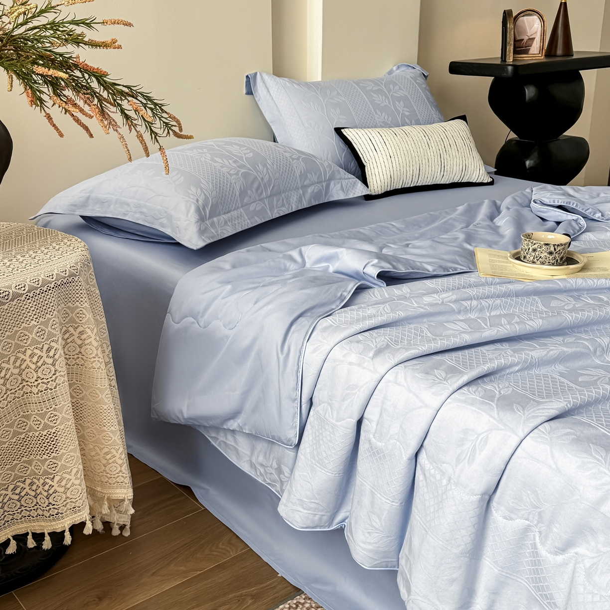 91家纺网 家纺一手货源 找家纺 梵克保罗 2026春夏新款全棉60S长绒棉立体厚织提花夏被四件套单夏被枕套夏凉被空调被 芊芊叶语-云水蓝