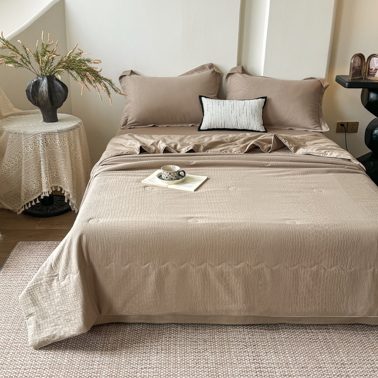 91家纺网 家纺一手货源 找家纺 梵克保罗 2026春夏新款全棉60S长绒棉立体厚织提花夏被四件套单夏被枕套夏凉被空调被 石烁-金属灰