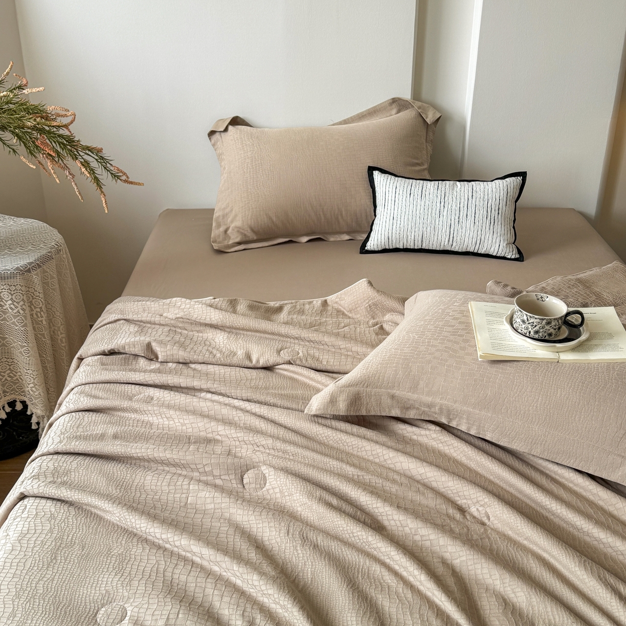 91家纺网 家纺一手货源 找家纺 梵克保罗 2026春夏新款全棉60S长绒棉立体厚织提花夏被四件套单夏被枕套夏凉被空调被 石烁-金属灰