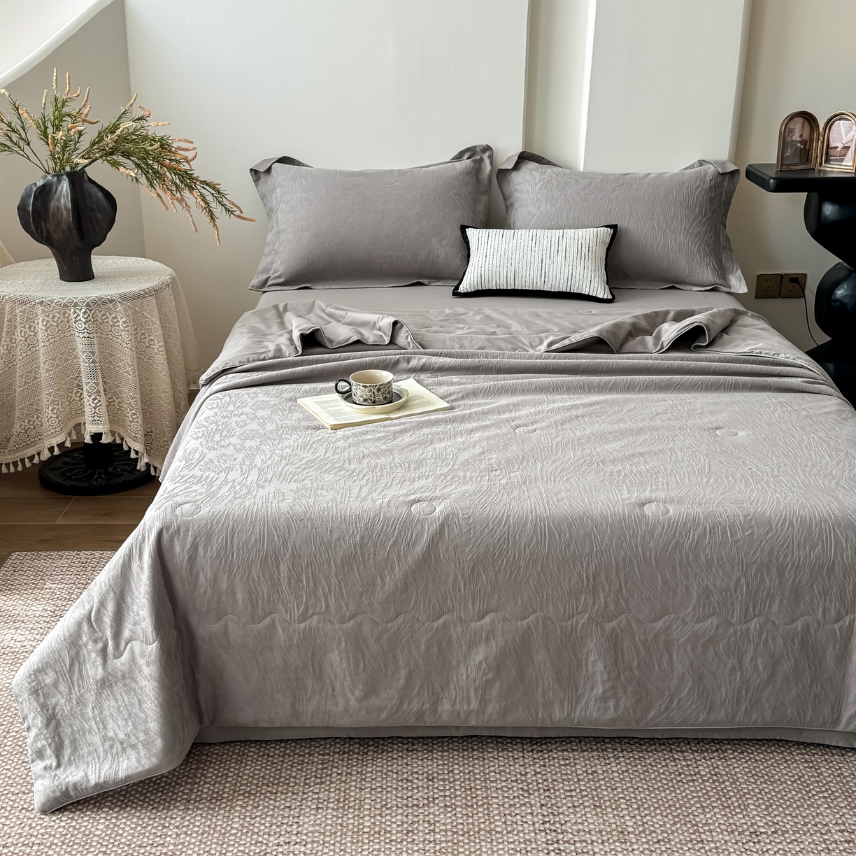 91家纺网 家纺一手货源 找家纺 梵克保罗 2026春夏新款全棉60S长绒棉立体厚织提花夏被四件套单夏被枕套夏凉被空调被 克拉拉-太空灰