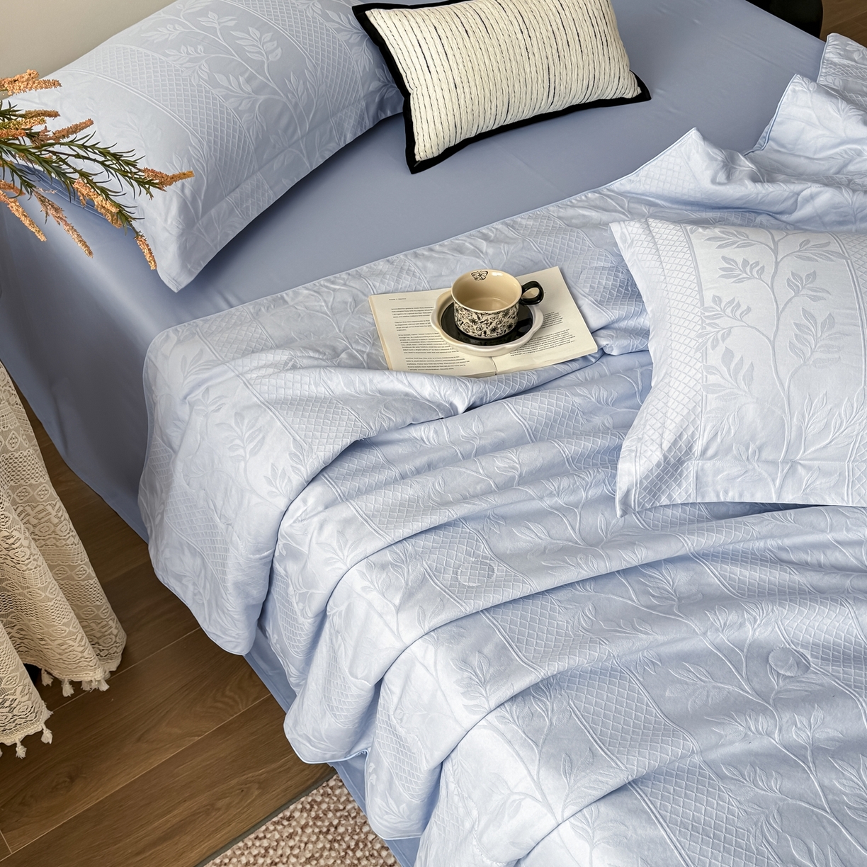 91家纺网 家纺一手货源 找家纺 梵克保罗 2026春夏新款全棉60S长绒棉立体厚织提花夏被四件套单夏被枕套夏凉被空调被 芊芊叶语-云水蓝