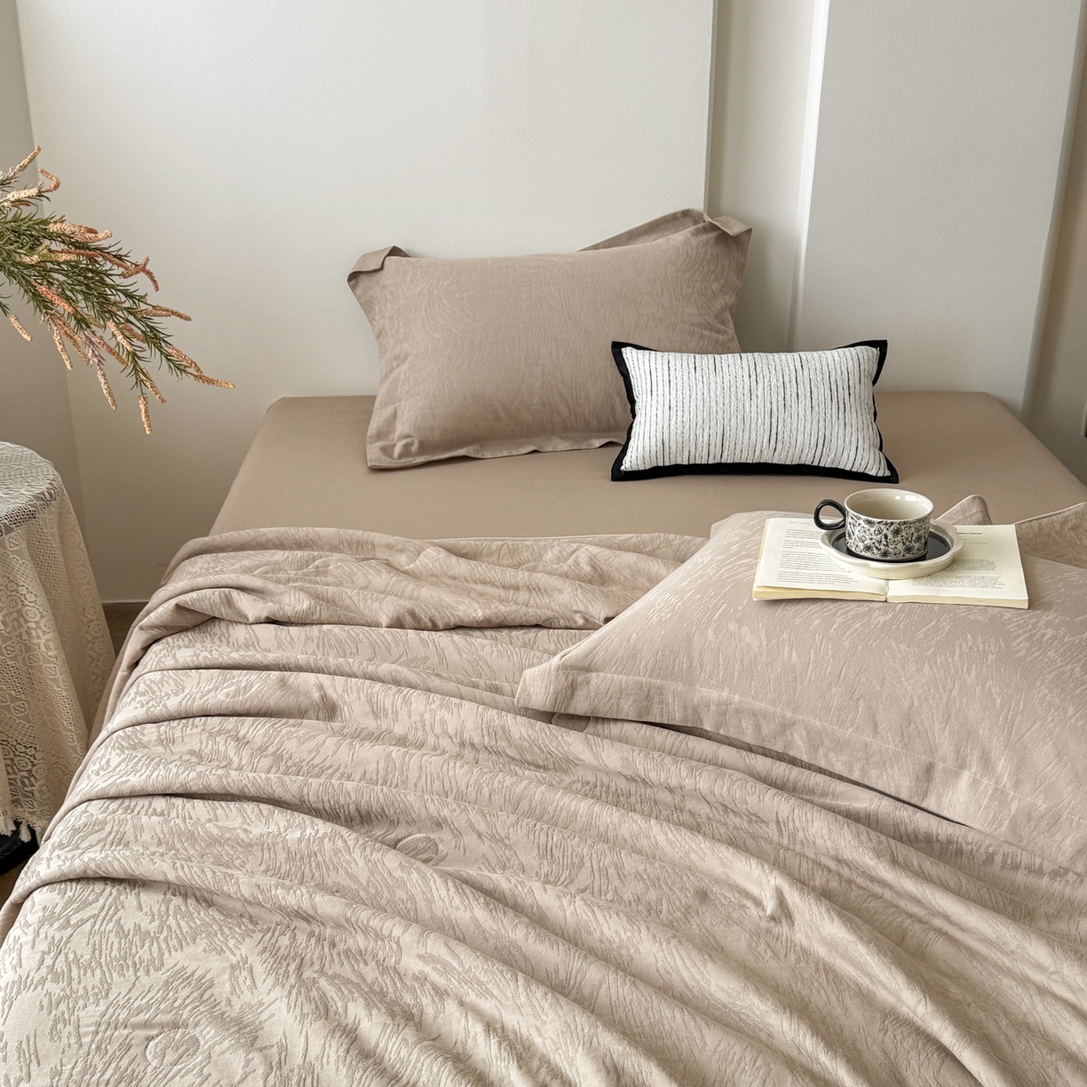 91家纺网 家纺一手货源 找家纺 梵克保罗 2026春夏新款全棉60S长绒棉立体厚织提花夏被四件套单夏被枕套夏凉被空调被 克拉拉-金属灰