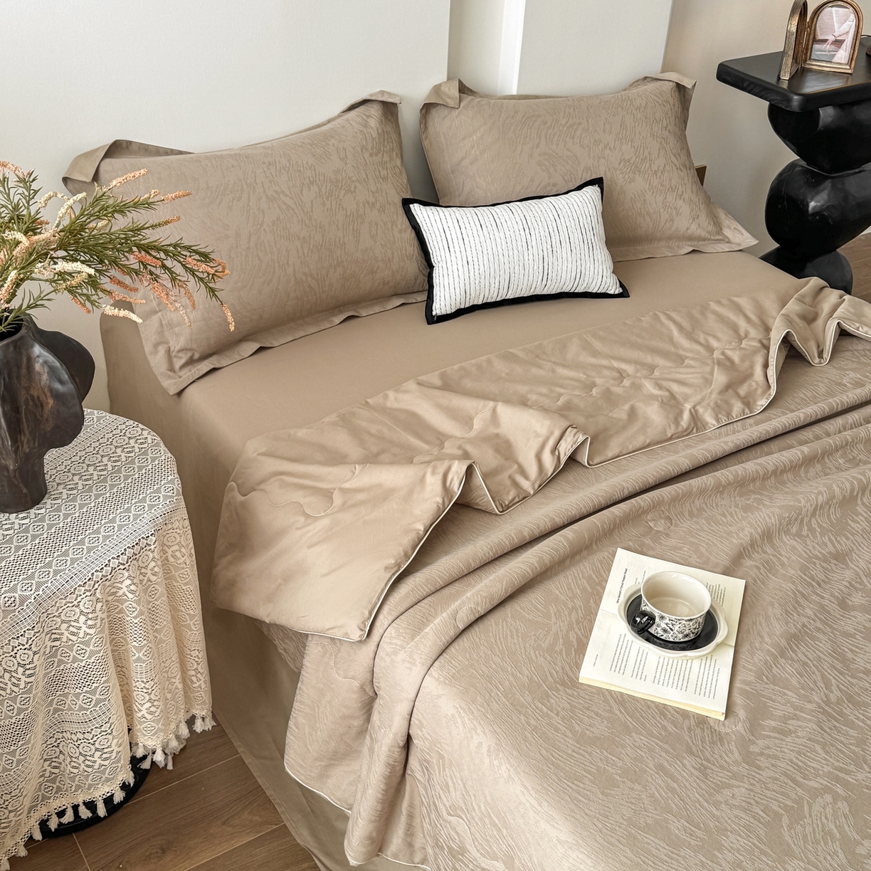 91家纺网 家纺一手货源 找家纺 梵克保罗 2026春夏新款全棉60S长绒棉立体厚织提花夏被四件套单夏被枕套夏凉被空调被 克拉拉-金属灰