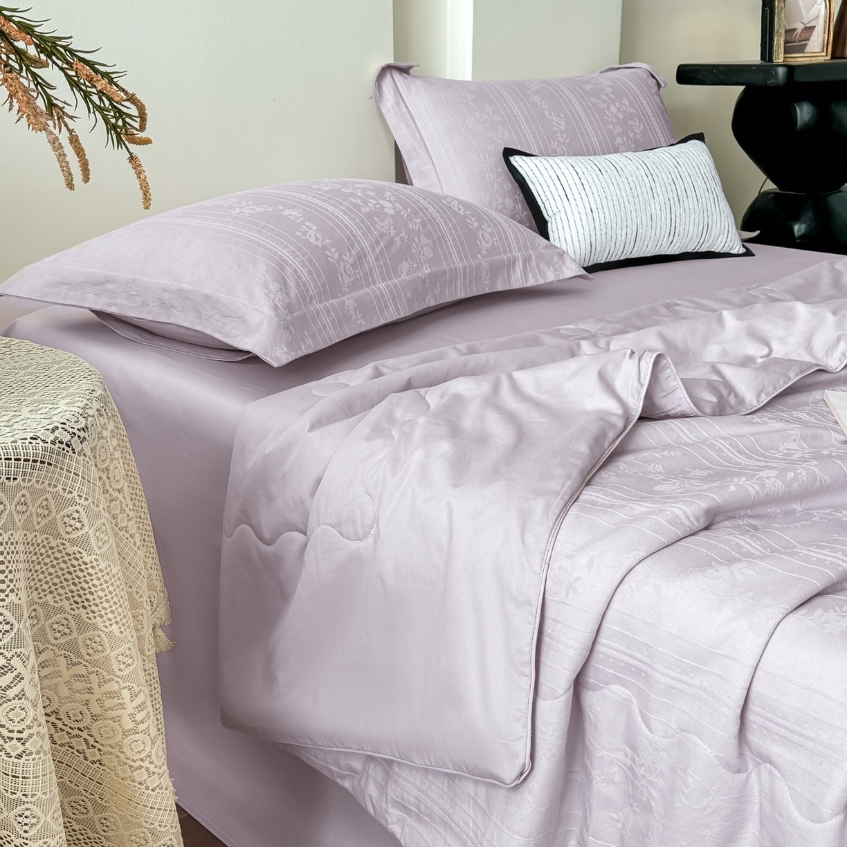 91家纺网 家纺一手货源 找家纺 梵克保罗 2026春夏新款全棉60S长绒棉立体厚织提花夏被四件套单夏被枕套夏凉被空调被 沁香-淡雅紫