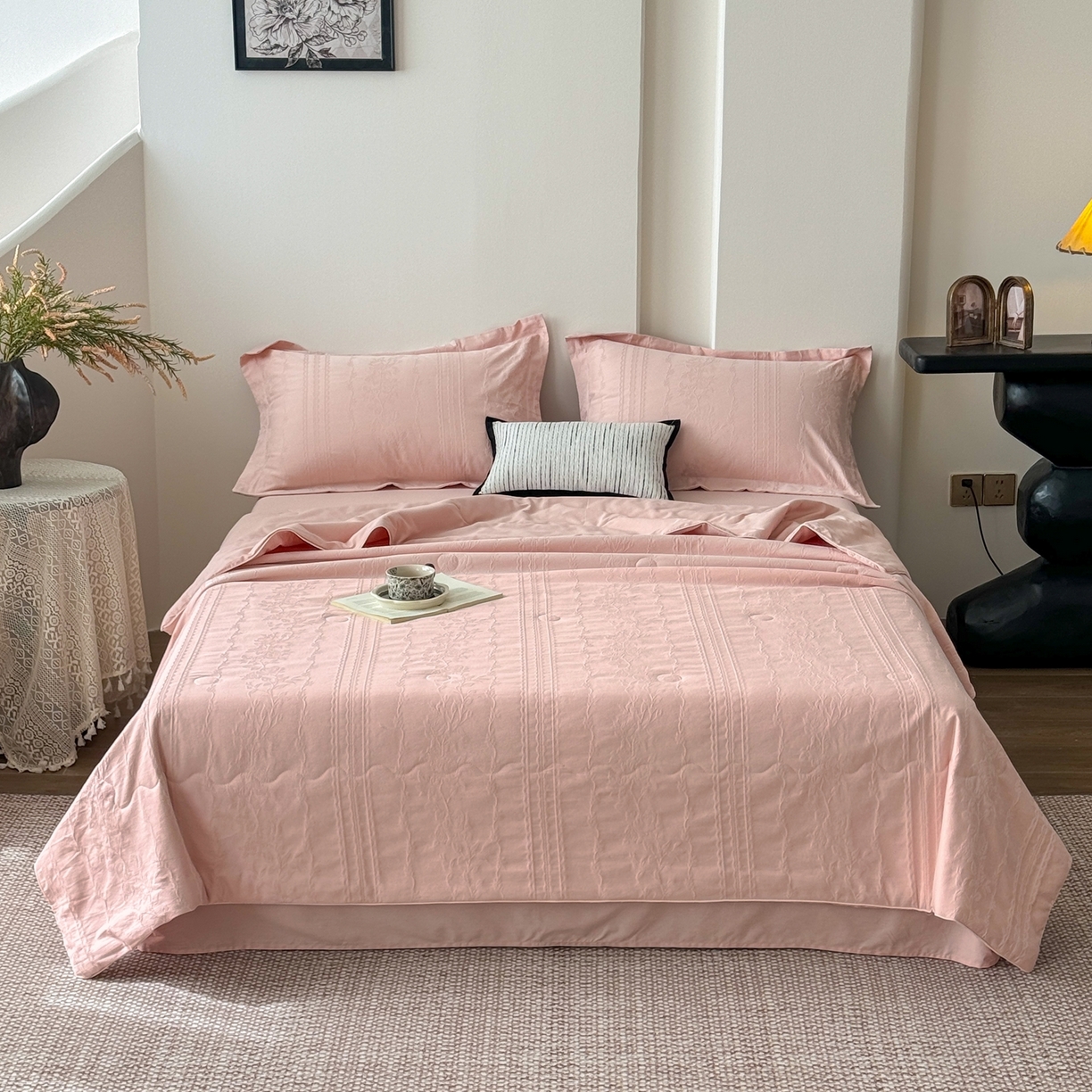 91家纺网 家纺一手货源 找家纺 梵克保罗 2026春夏新款全棉60S长绒棉立体厚织提花夏被四件套单夏被枕套夏凉被空调被 花漾甜心-唯美粉