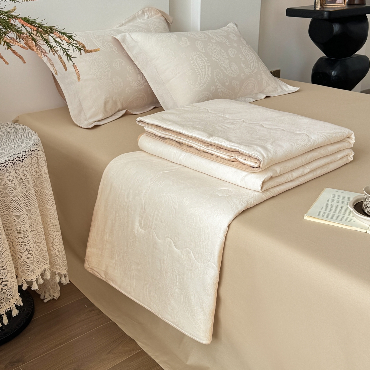 91家纺网 家纺一手货源 找家纺 梵克保罗 2026春夏新款全棉60S长绒棉立体厚织提花夏被四件套单夏被枕套夏凉被空调被 腰果-米杏