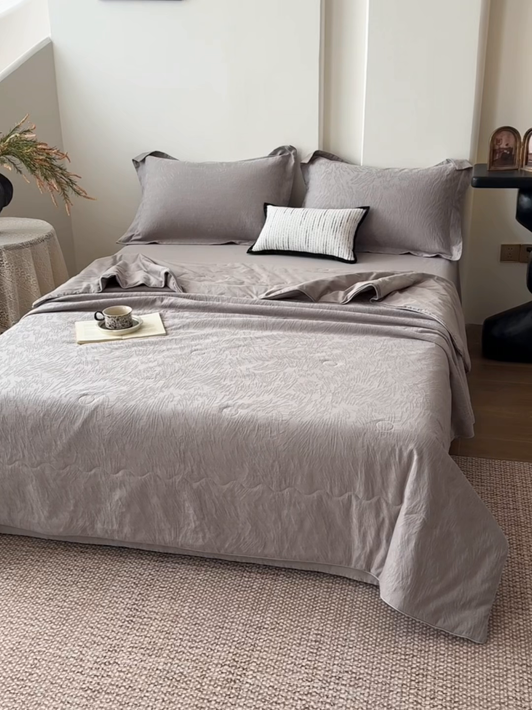 91家纺网 家纺一手货源 找家纺 梵克保罗 2026春夏新款全棉60S长绒棉立体厚织提花夏被四件套单夏被枕套夏凉被空调被 克拉拉-太空灰