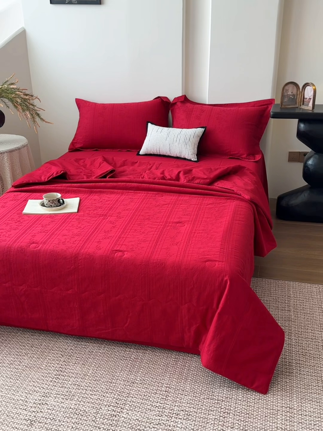 91家纺网 家纺一手货源 找家纺 梵克保罗 2026春夏新款全棉60S长绒棉立体厚织提花夏被四件套单夏被枕套夏凉被空调被 沁香-大红