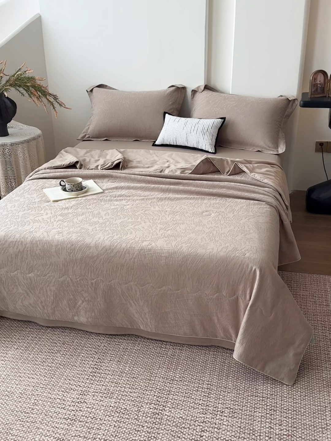 91家纺网 家纺一手货源 找家纺 梵克保罗 2026春夏新款全棉60S长绒棉立体厚织提花夏被四件套单夏被枕套夏凉被空调被 克拉拉-金属灰