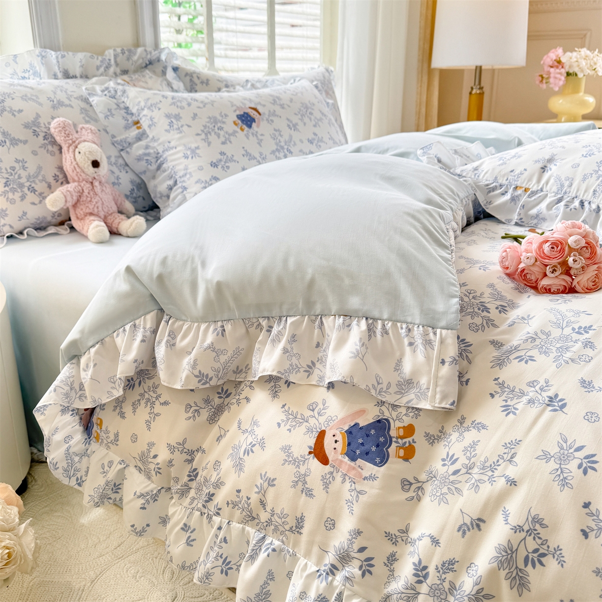 91家纺网 家纺一手货源 找家纺 经年 2026新款韩版花边水洗云朵棉四件套 森林兔蓝