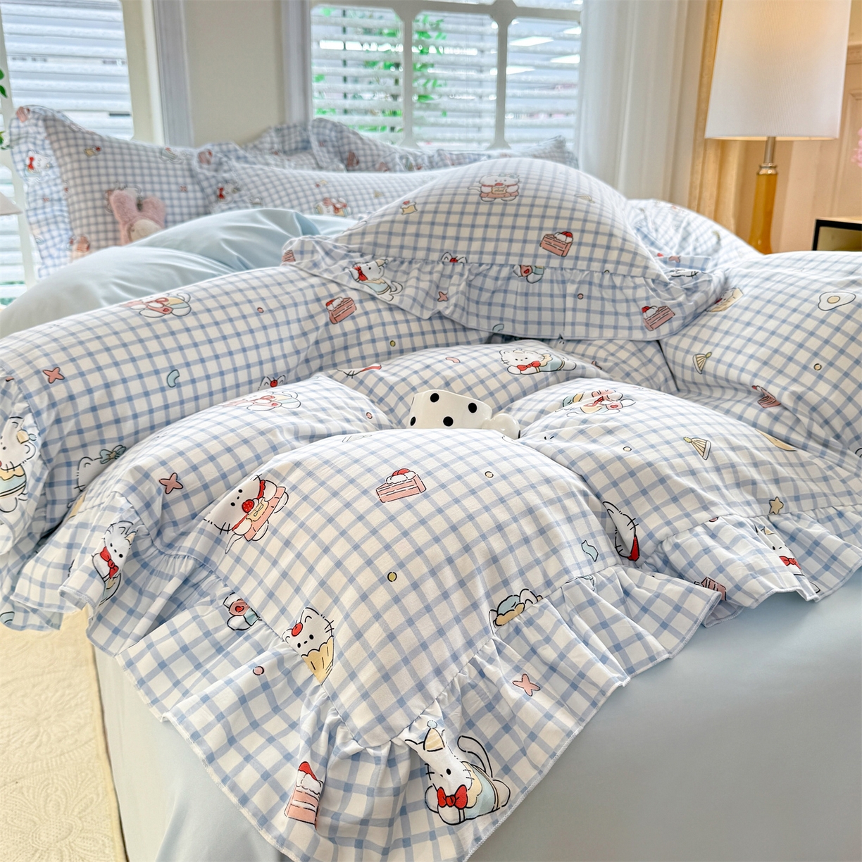 91家纺网 家纺一手货源 找家纺 经年 2026新款韩版花边水洗云朵棉四件套 蓝格小猫