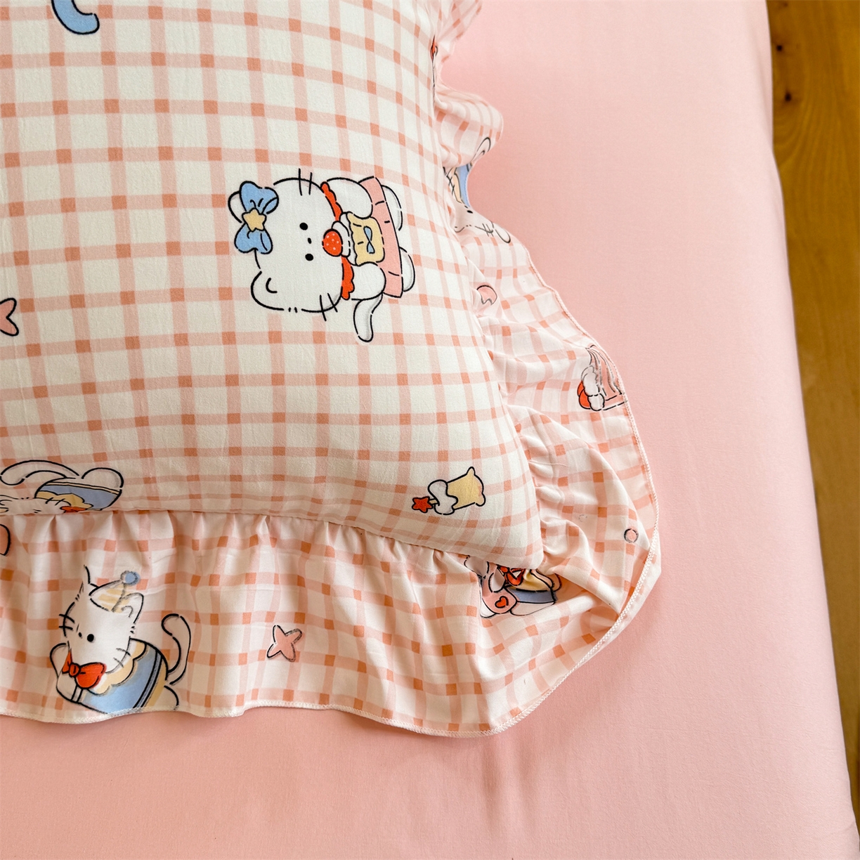 91家纺网 家纺一手货源 找家纺 经年 2026新款韩版花边水洗云朵棉四件套 粉格小猫