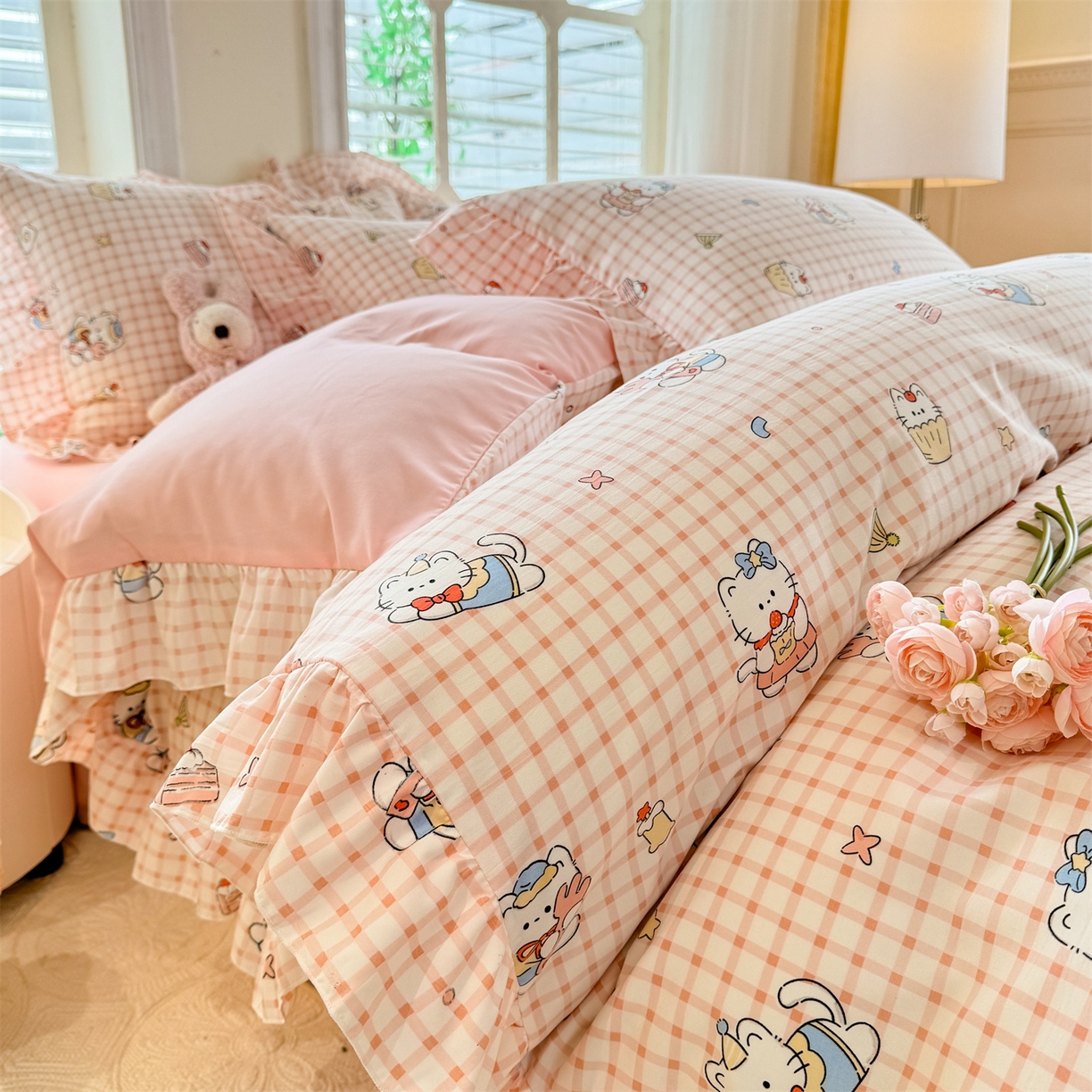 91家纺网 家纺一手货源 找家纺 经年 2026新款韩版花边水洗云朵棉四件套 粉格小猫