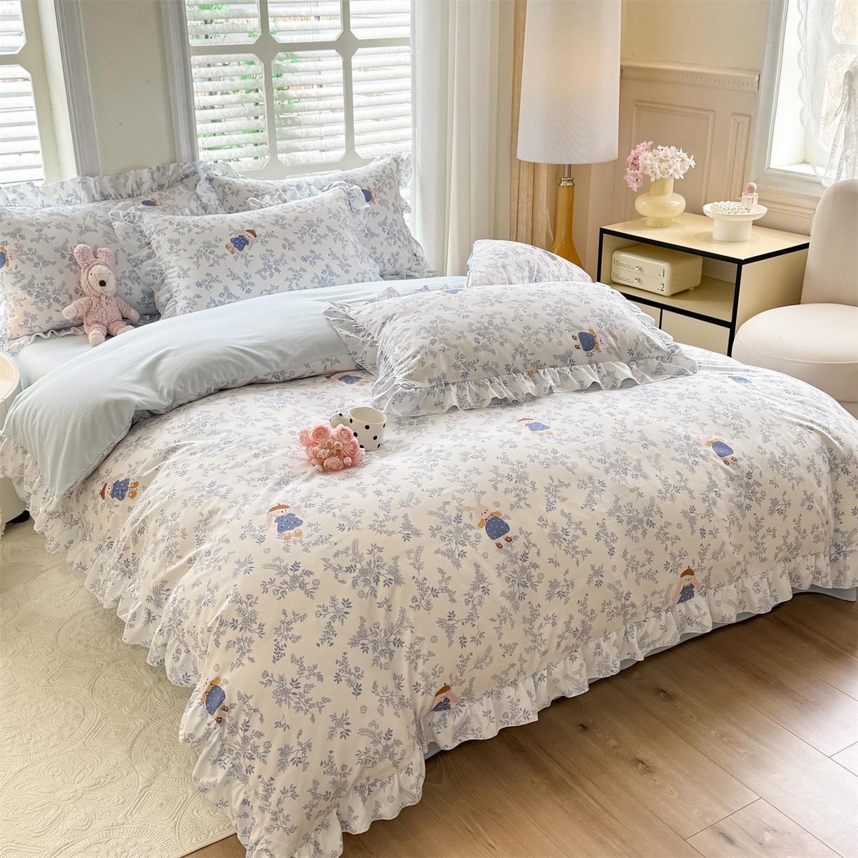 91家纺网 家纺一手货源 找家纺 经年 2026新款韩版花边水洗云朵棉四件套 森林兔蓝