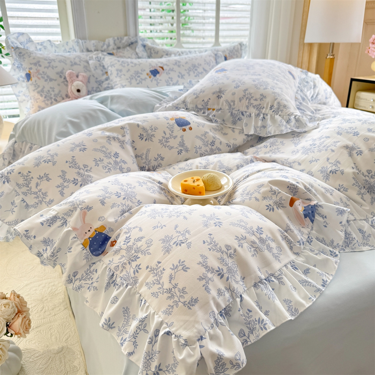 91家纺网 家纺一手货源 找家纺 经年 2026新款韩版花边水洗云朵棉四件套 森林兔蓝