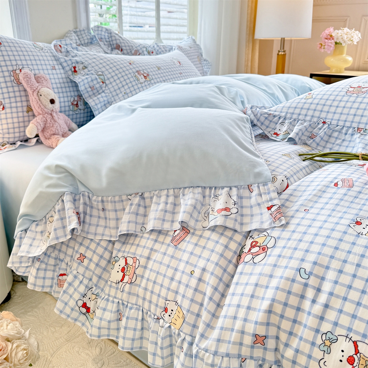 91家纺网 家纺一手货源 找家纺 经年 2026新款韩版花边水洗云朵棉四件套 蓝格小猫