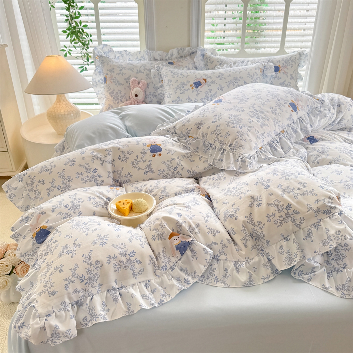 91家纺网 家纺一手货源 找家纺 经年 2026新款韩版花边水洗云朵棉四件套 森林兔蓝