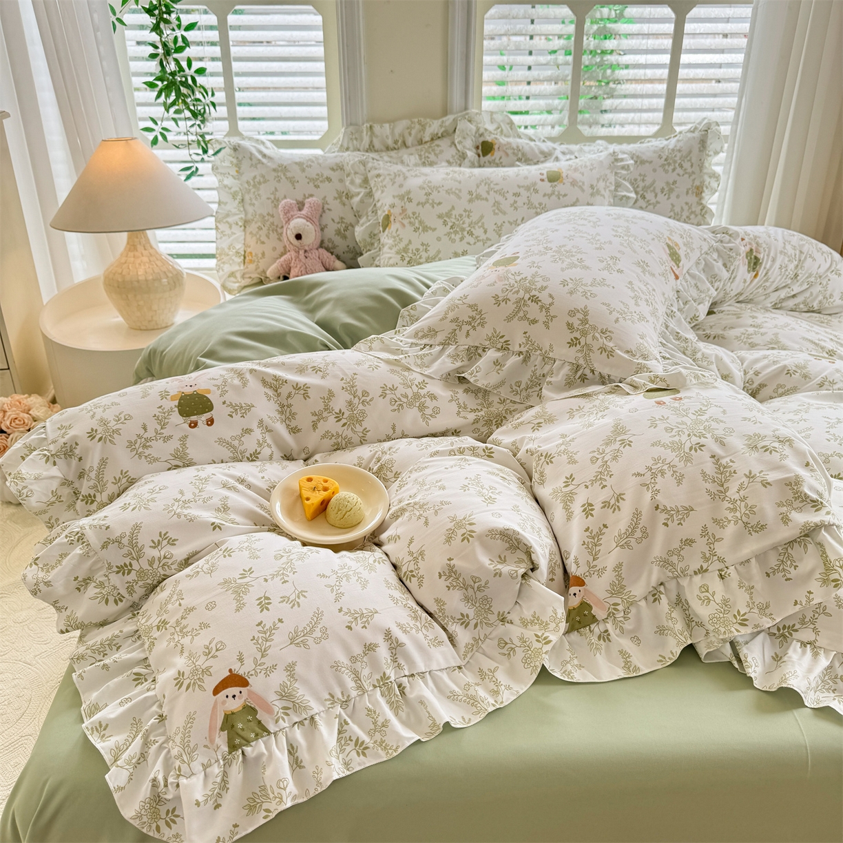 91家纺网 家纺一手货源 找家纺 经年 2026新款韩版花边水洗云朵棉四件套 森林兔绿