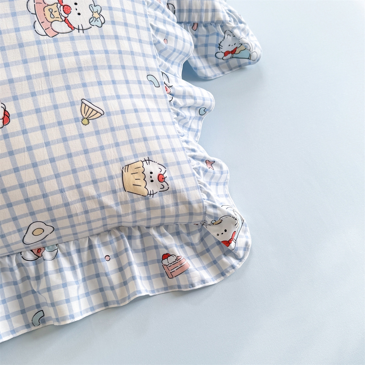 91家纺网 家纺一手货源 找家纺 经年 2026新款韩版花边水洗云朵棉四件套 蓝格小猫