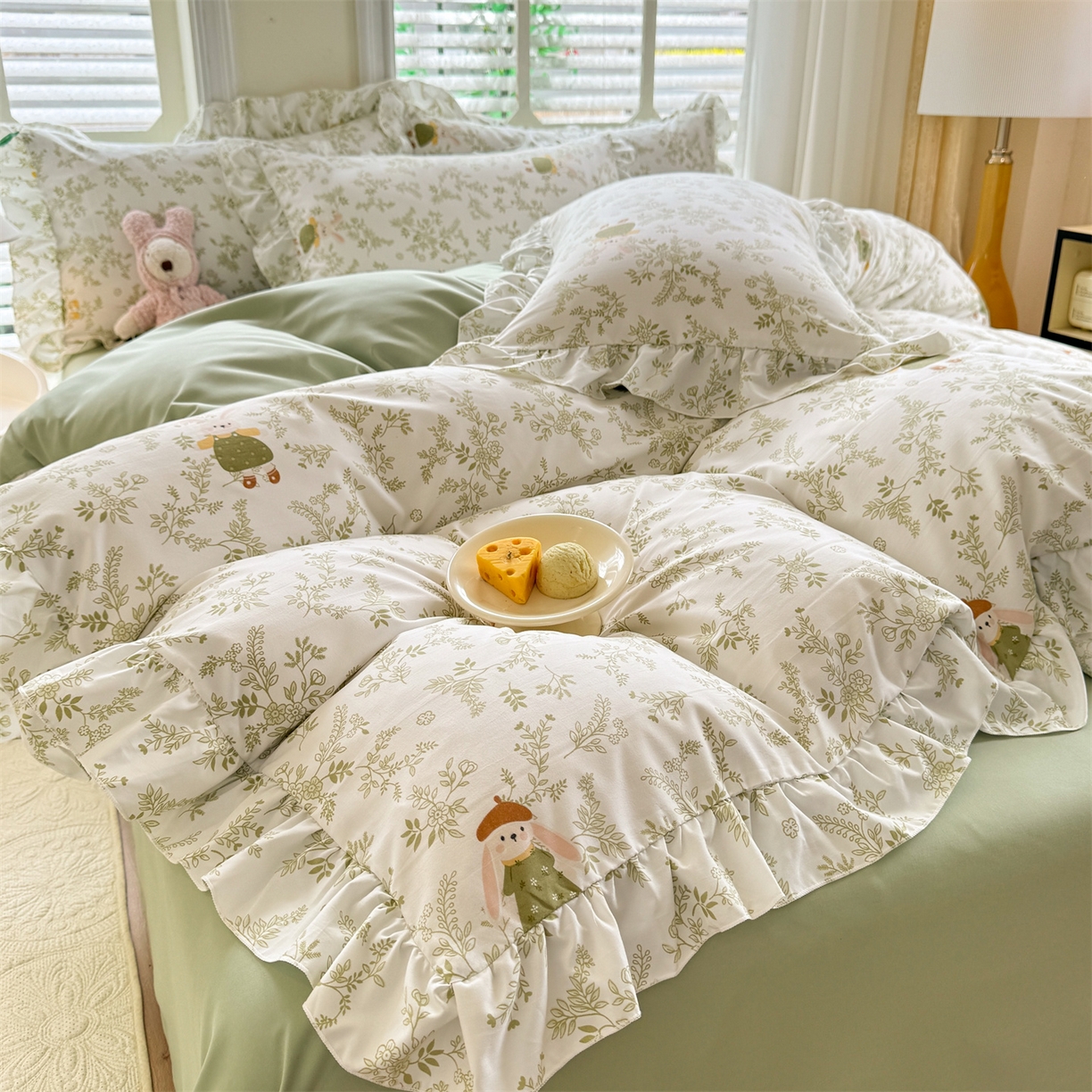 91家纺网 家纺一手货源 找家纺 经年 2026新款韩版花边水洗云朵棉四件套 森林兔绿