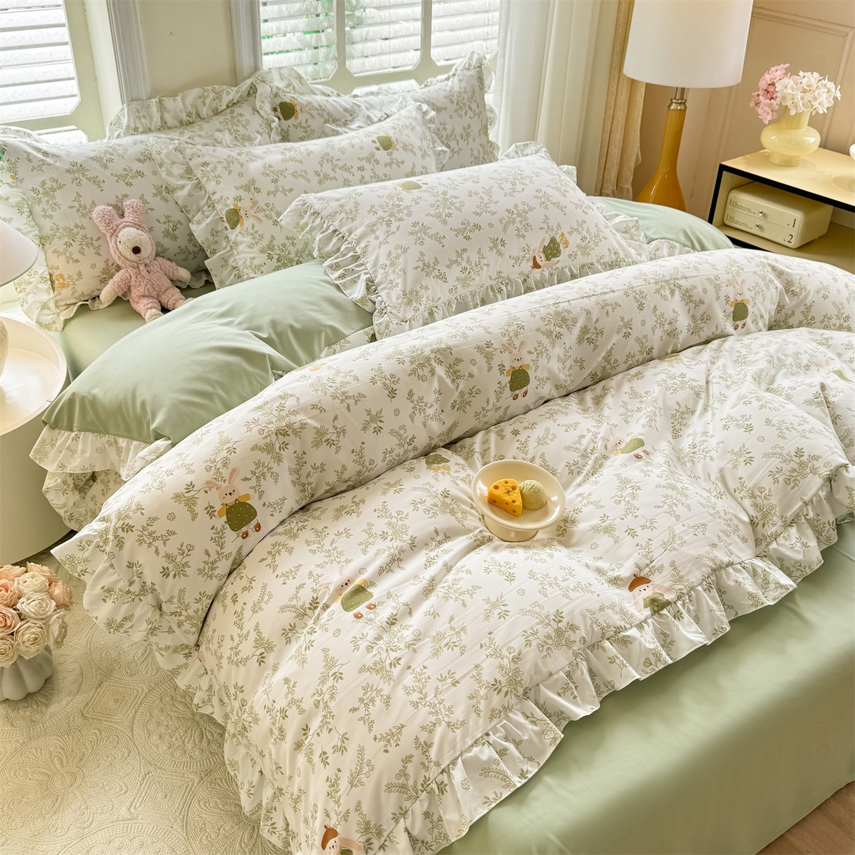 91家纺网 家纺一手货源 找家纺 经年 2026新款韩版花边水洗云朵棉四件套 森林兔绿