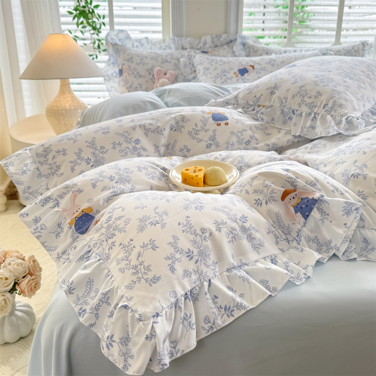 91家纺网 家纺一手货源 找家纺 经年 2026新款韩版花边水洗云朵棉四件套 森林兔蓝