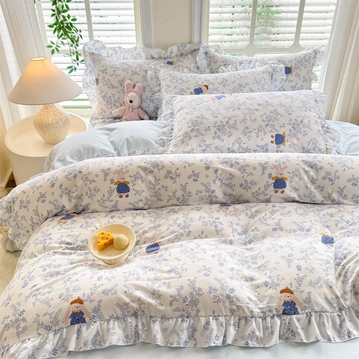 91家纺网 家纺一手货源 找家纺 经年 2026新款韩版花边水洗云朵棉四件套 森林兔蓝