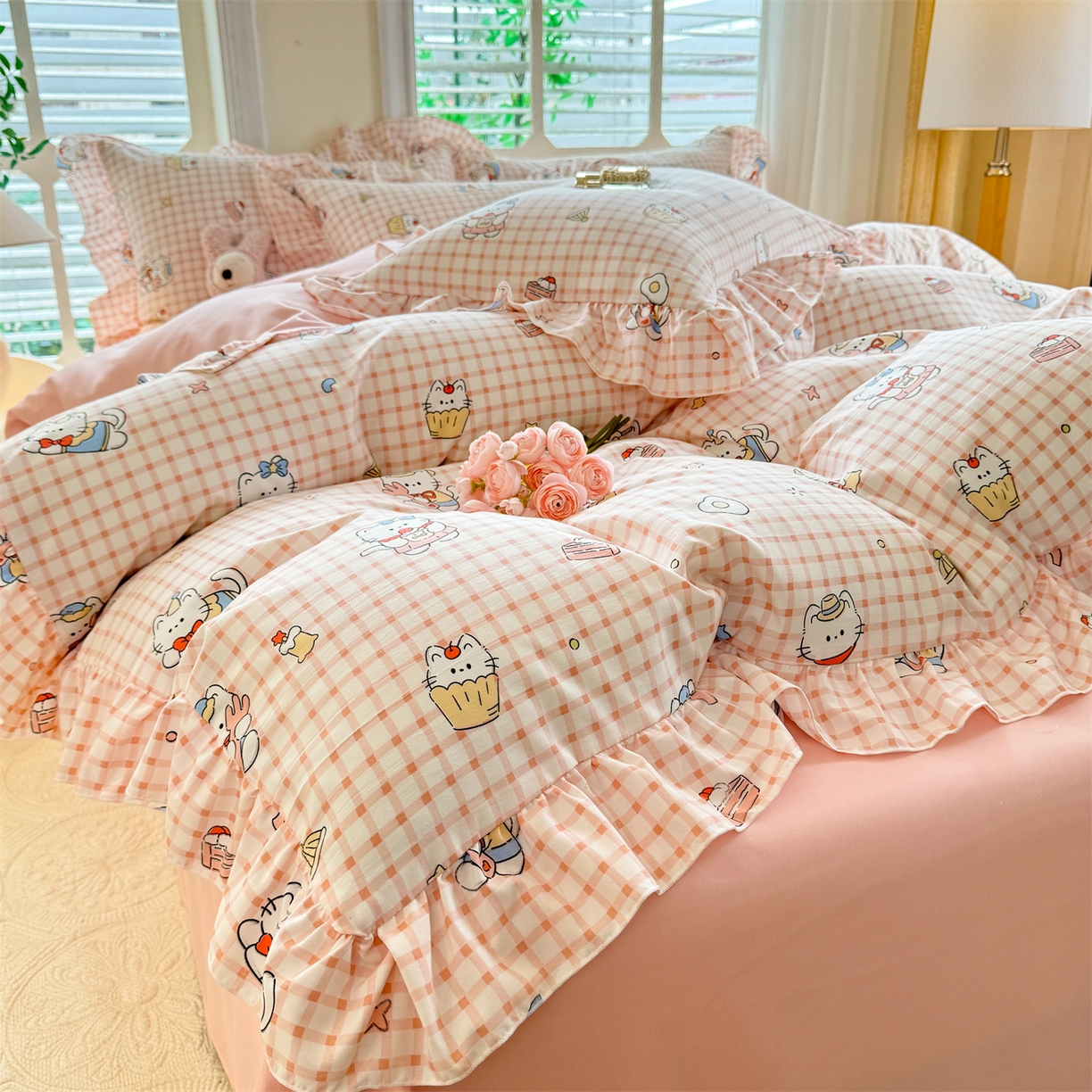 91家纺网 家纺一手货源 找家纺 经年 2026新款韩版花边水洗云朵棉四件套 粉格小猫